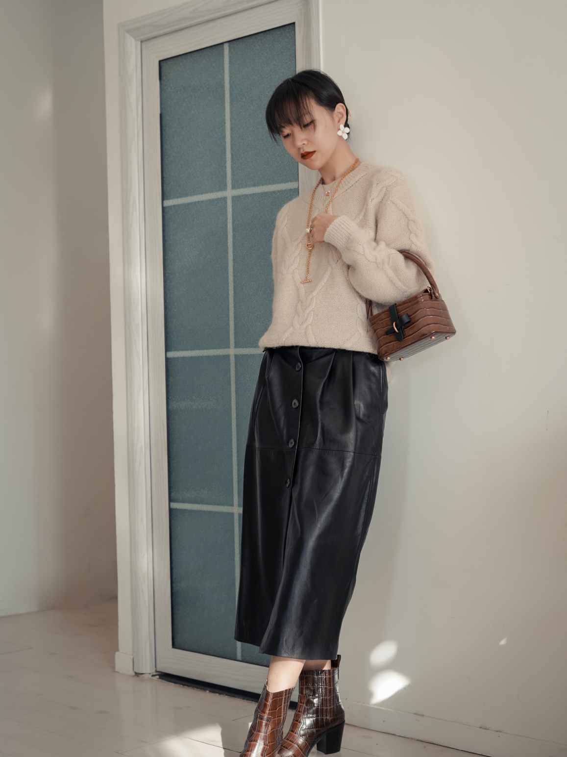 冬天穿"皮裙"搭什么鞋子?学会这两个穿搭技巧,时髦帅气又个性